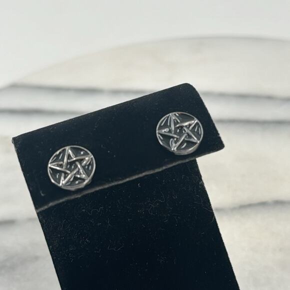Grey and black pentagram stud earrings - Picture 2 of 3